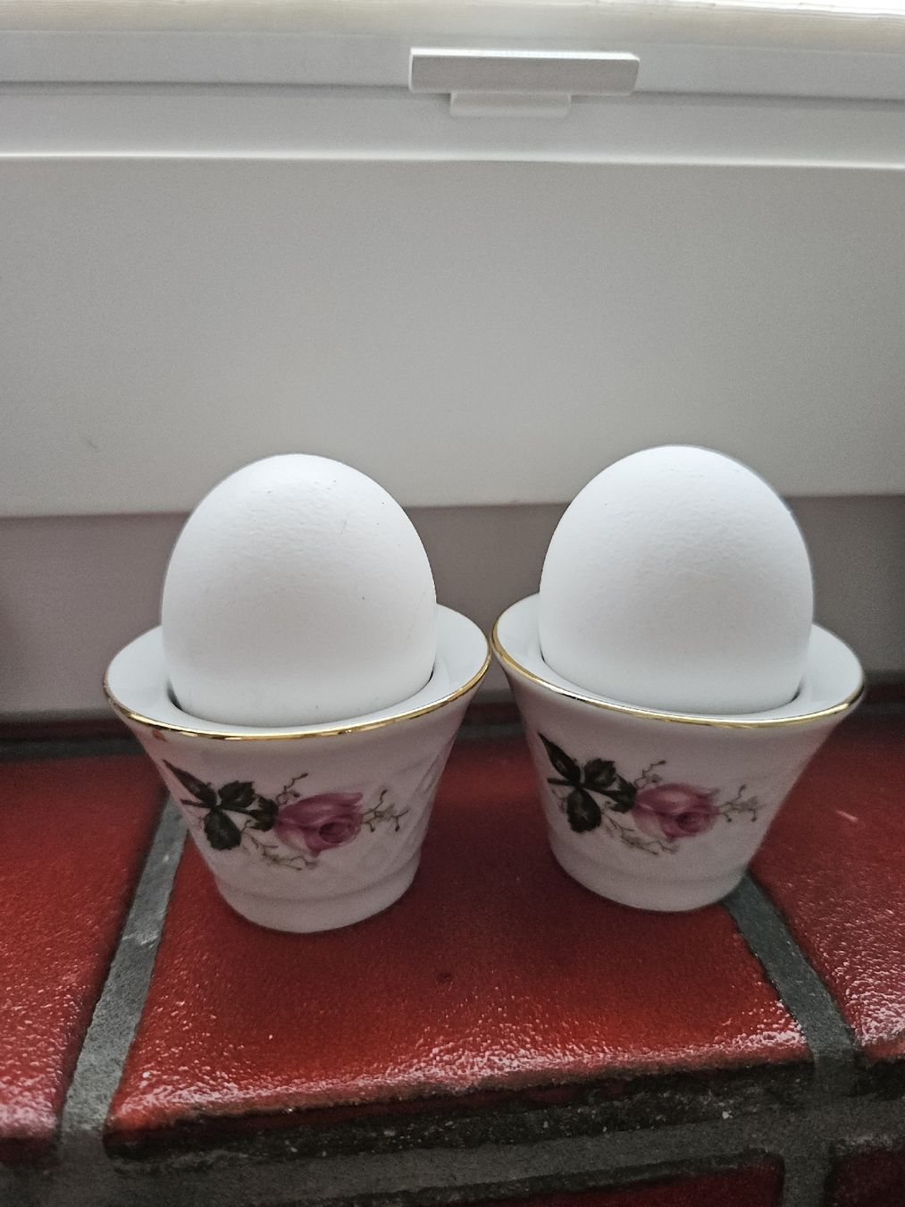 Altre Stoviglie: 2er Set Eierbecher mit Rosenmotiv, Vintage  – Usato da Urdorf venduto da Colina