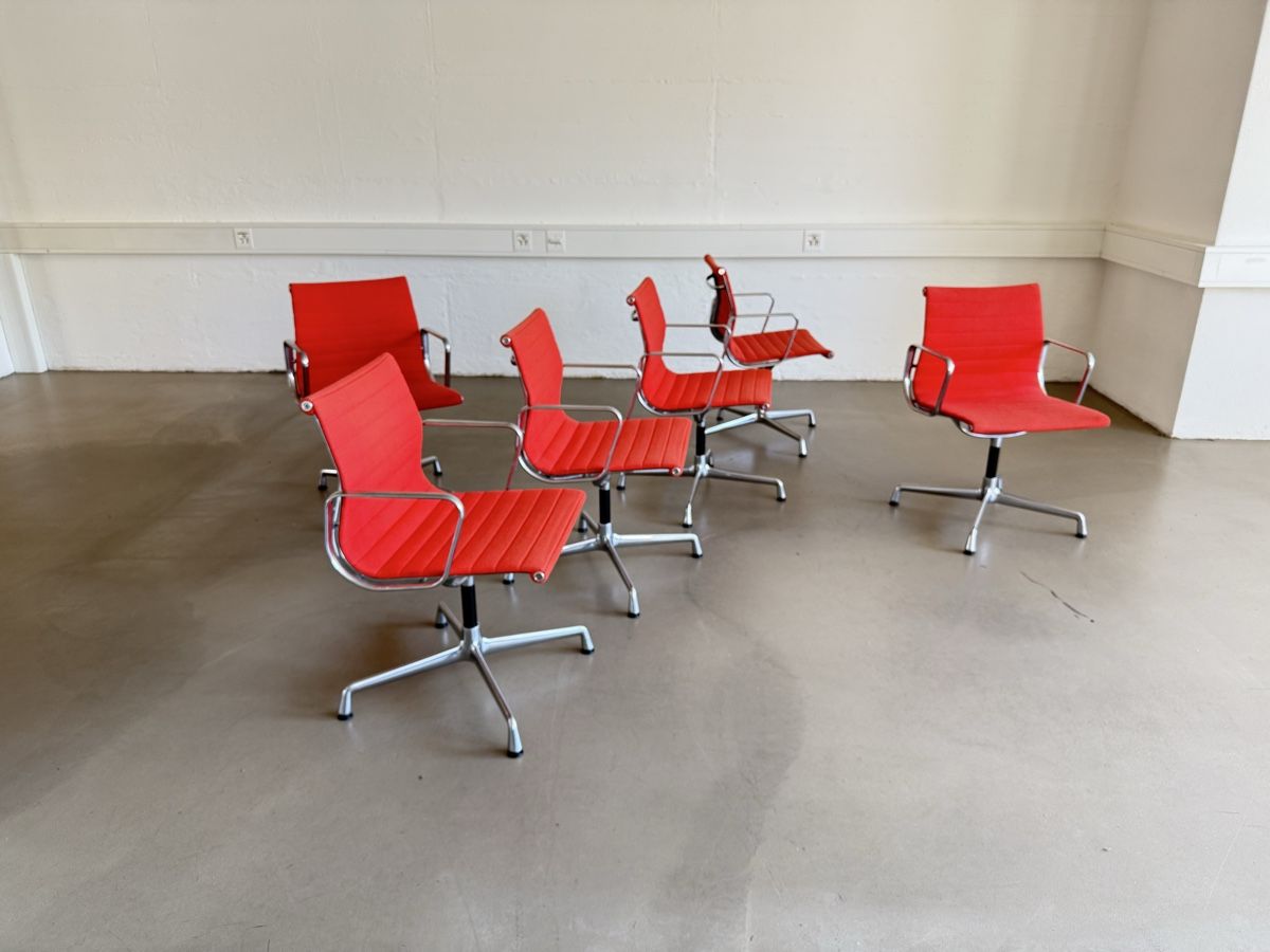 Eames Sedie: Vitra EA 108 Bürostunl von Eames in rotem Hopsak – Usato da Grenchen venduto da Design-Outlet 1