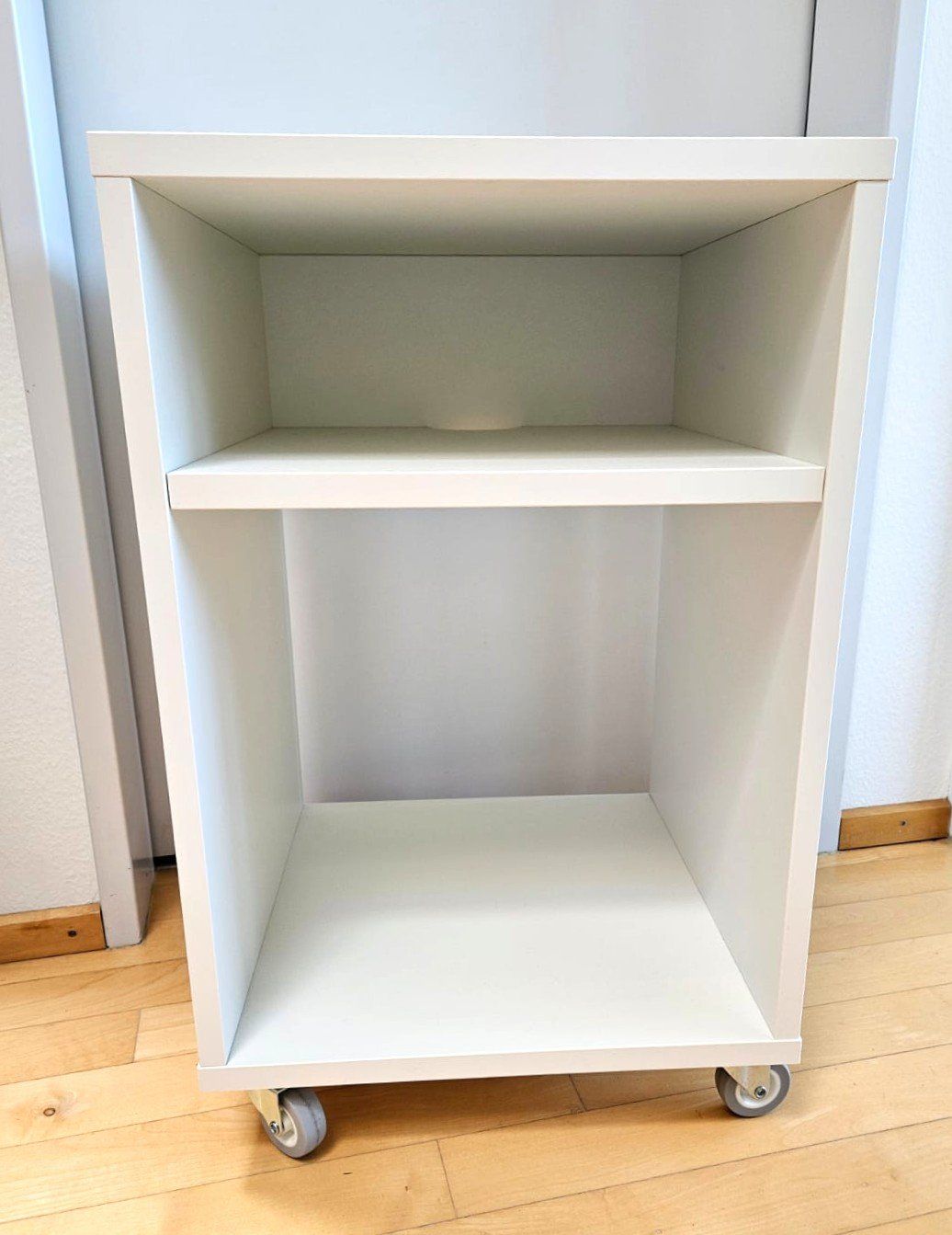 Ikea Comodini: Ikea VIHALS Ablagetisch / Nachttisch – Usato da St. Gallen venduto da AnBau 1