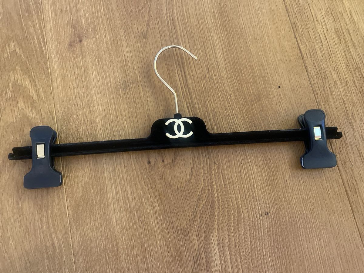 Appendiabiti: Chanel Kleiderbügel, Gold schwarz, – Usato da Zürich venduto da joyfulgrace 1