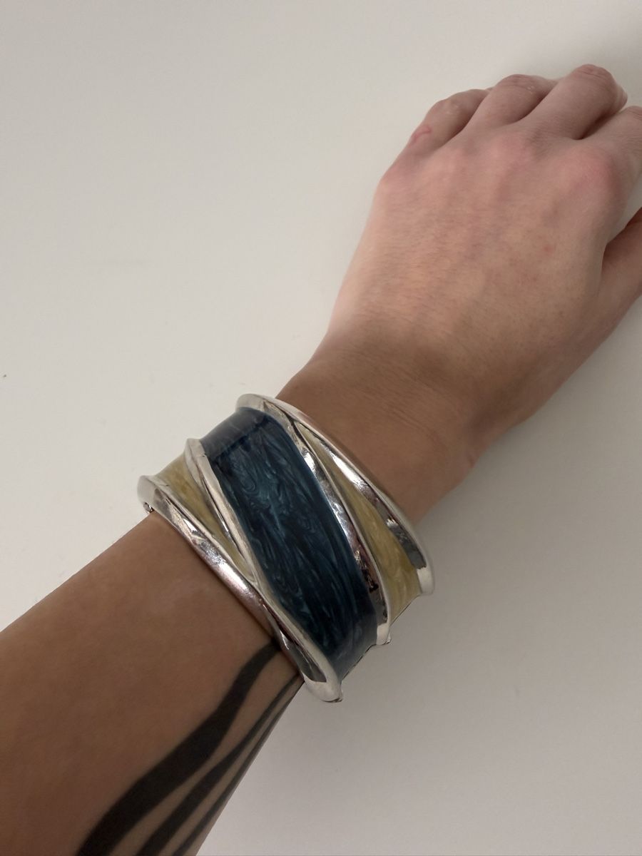 Armbänder & -reifen: Vintage  Wide Silver Tone Cuff Bracelet – Gebraucht aus Knonau von Grapesvintage 2