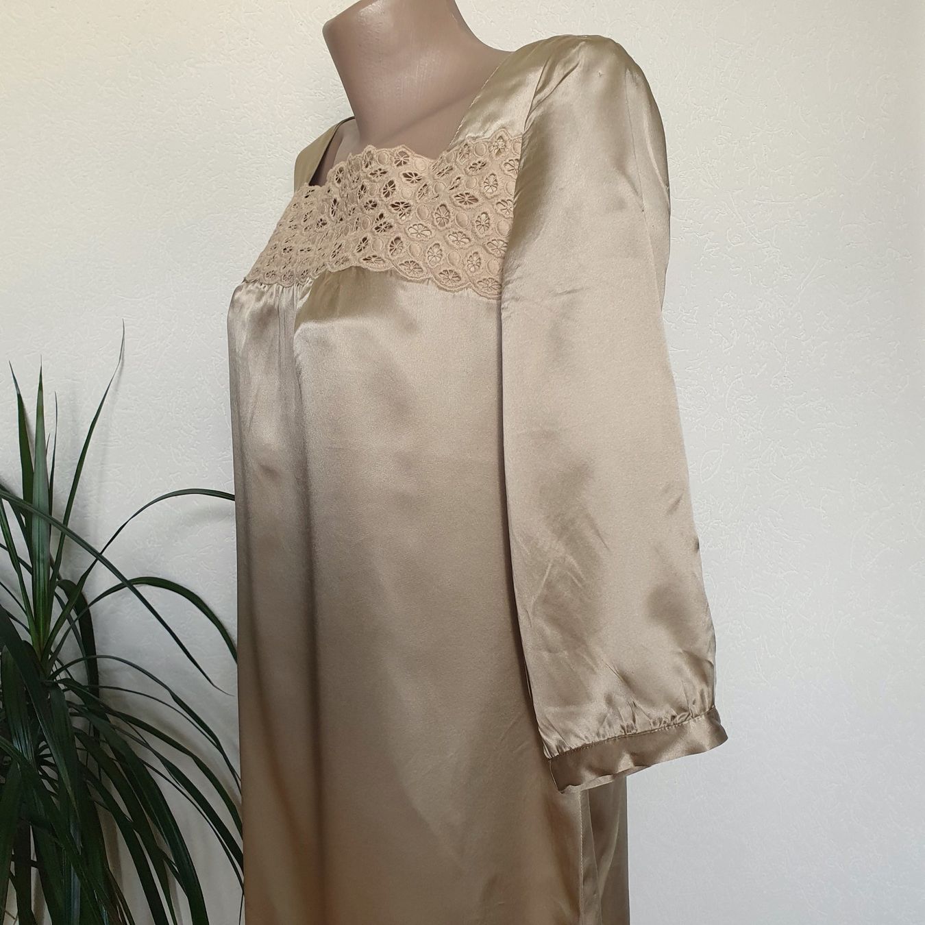 Robes: Robe en soie brodée beige – Neuve – Taille M – Neuf avec emballage d'origine à boudry par Let_20 1