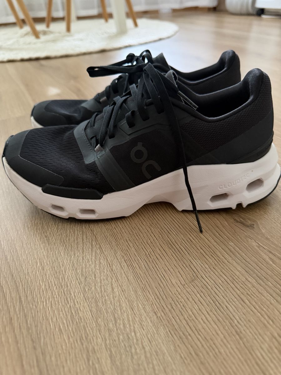 Damenschuhe: On Cloud Laufschuhe Damen Schwarz Grösse 39 – Gebraucht aus Füllinsdorf von had_kv5k