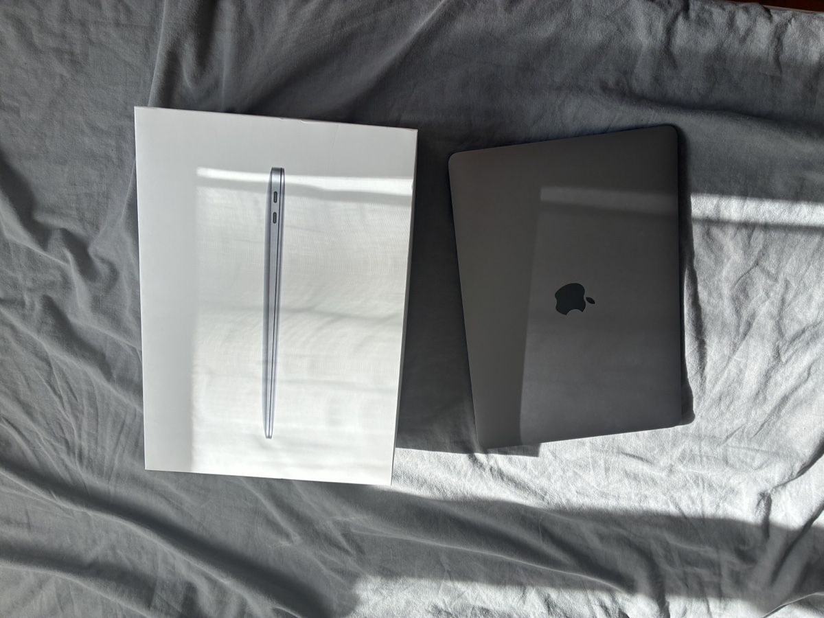 Apple Notebooks: MacBook AIR 2020, gris, avec boîte, M1 – Gebraucht aus Lausanne von pin_q6zj