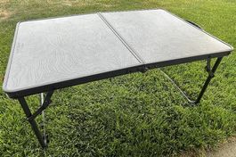 Campingtisch mit passendem Hocker