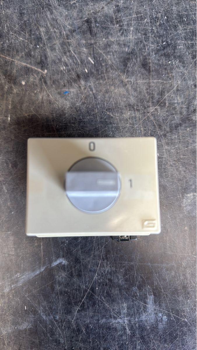 Interruttori: DIN Einbau Drehschalter 0-1 in Beige 1Polig – Usato da Grossaffoltern venduto da Mr._White