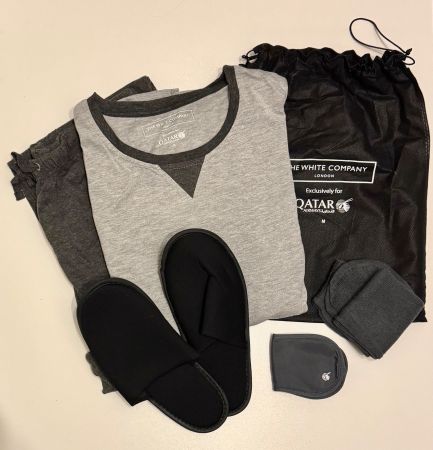 QATAR AIRWAYS Business Class Pyjama + Slippers, Size M