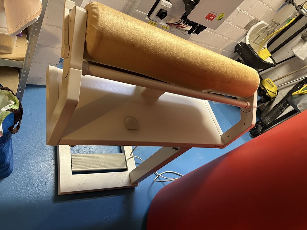 Pfaff Ferri da stiro: Pfaff Bügelmaschine – Usato da Tüscherz-Alfermée venduto da Pluriel2 1