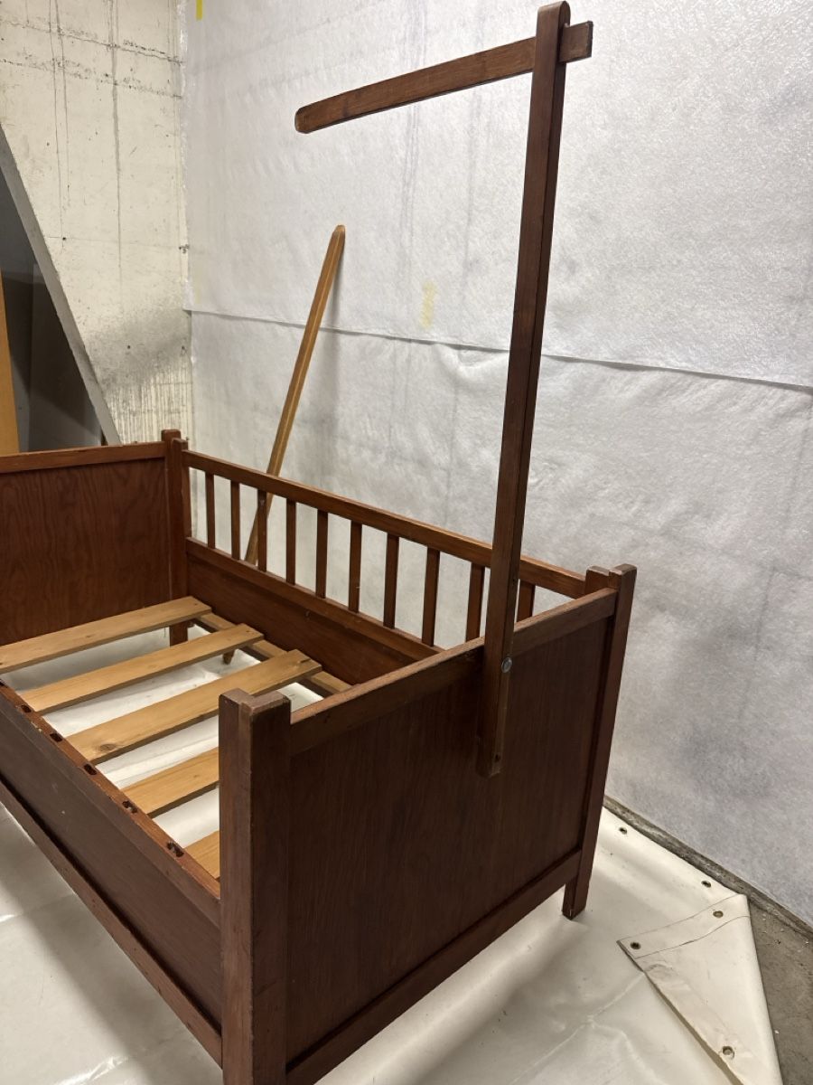 Betten: Kinder oder Kleintier Holzbett  L 1.42 m  – Gebraucht aus Grenchen von swiss.antiques 4