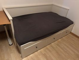 Ausziehbares Bett (Ikea Hemnes) mit Schubladen und Matratze