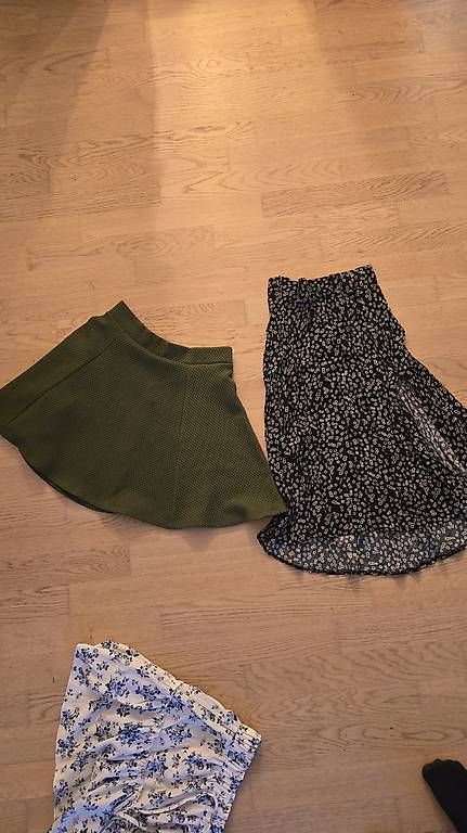 Lots de vêtements: Damenröcke Kleiderpaket – D'occasion à Arbon par sunneshi22 1