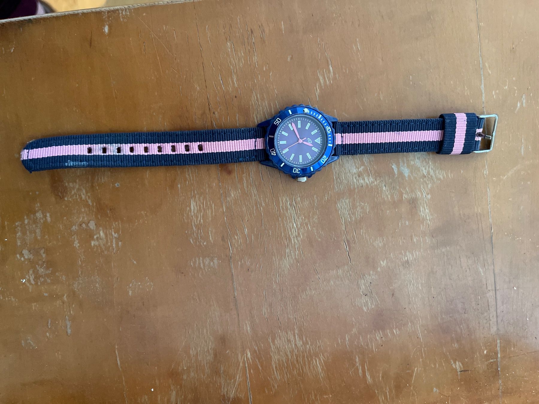 Uhren: Coole Armbanduhr, blau/rosa gestreift – Gebraucht aus Altendorf von pas_5chw