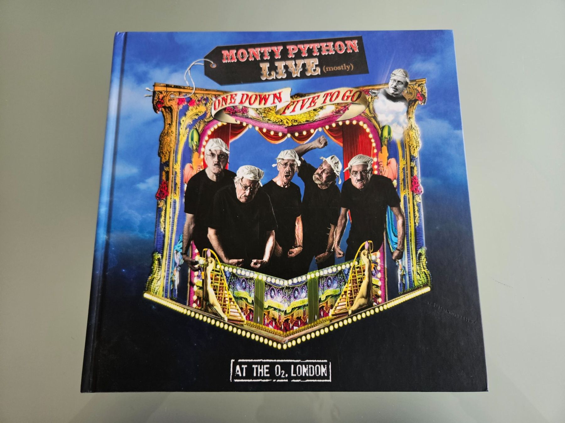 Alle DVDs: Monty Python Live (Mostly) 2x CD + DVD + Blu-Ray + Buch – Gebraucht aus Herzogenbuchsee von zloplio72