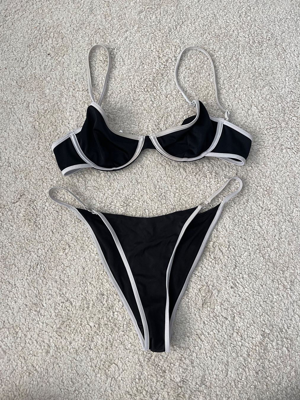 Badekleider & Bikinis: Bikini mit Kontraststreifen – Gebraucht aus Zürich von liz_l6f7