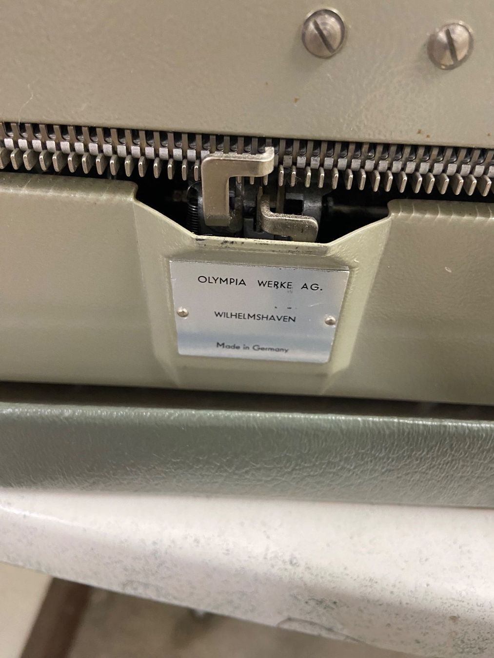 Macchine da scrivere: OLYMPIA DE LUXE SCHREIBMASCHINE – Usato da Dietikon venduto da brocki-eyra 4
