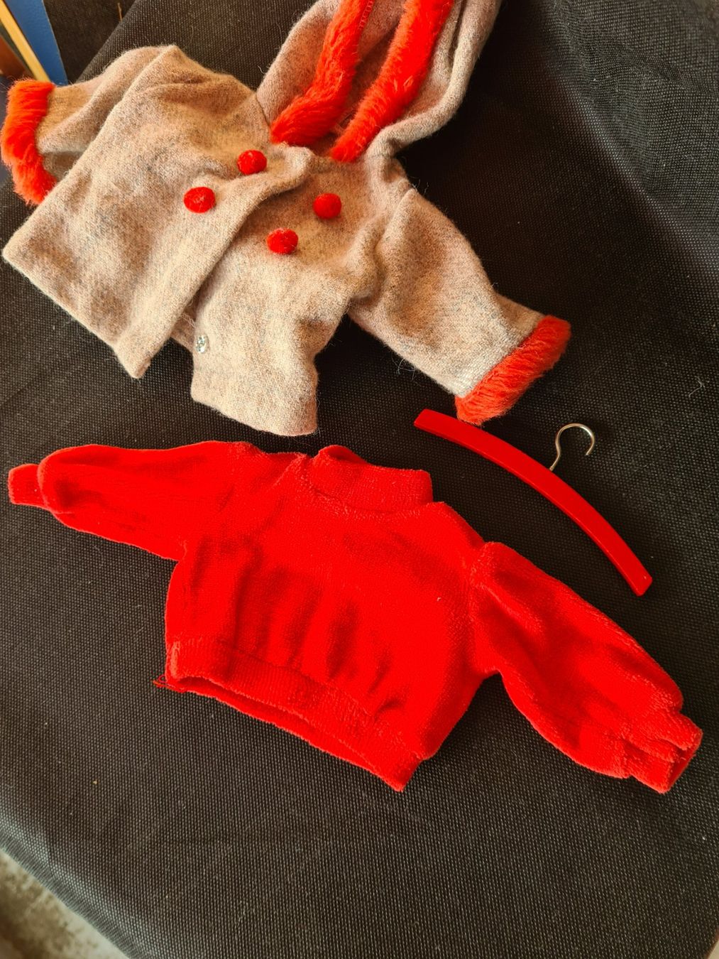 Puppen: 2 Sasha-Puppenkleider Vintage, Winterjacke & Pullover – Gebraucht aus Münchenbuchsee von babilibern