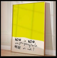 Gelbes Wandbild: NOW is NOW.
