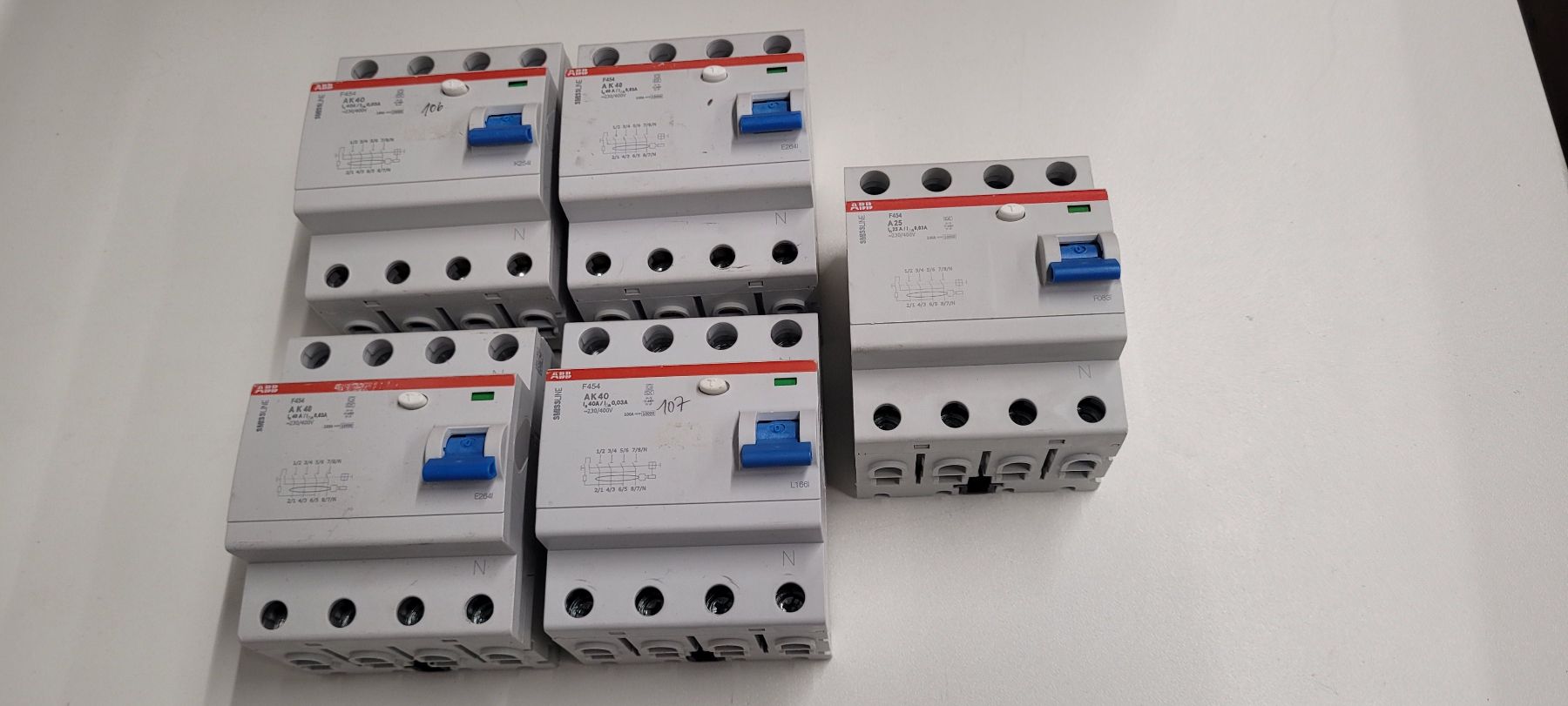 ABB Interruttori: 4 Polige FI 40 u. 25 A 30mA – Usato da Adlikon b.Regensdf venduto da fatbob50
