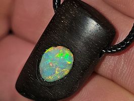 Handgefertigter Ebenholz Anhänger mit natürlichem Opal