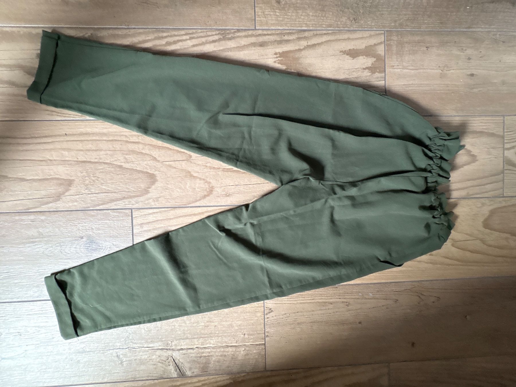 Pull&Bear Pantaloni: Pantalon vert Pull&Bear, taille 36 - État parfait – Nuovo (secondo la descrizione) da Villeneuve VD venduto da mel_c29d 2