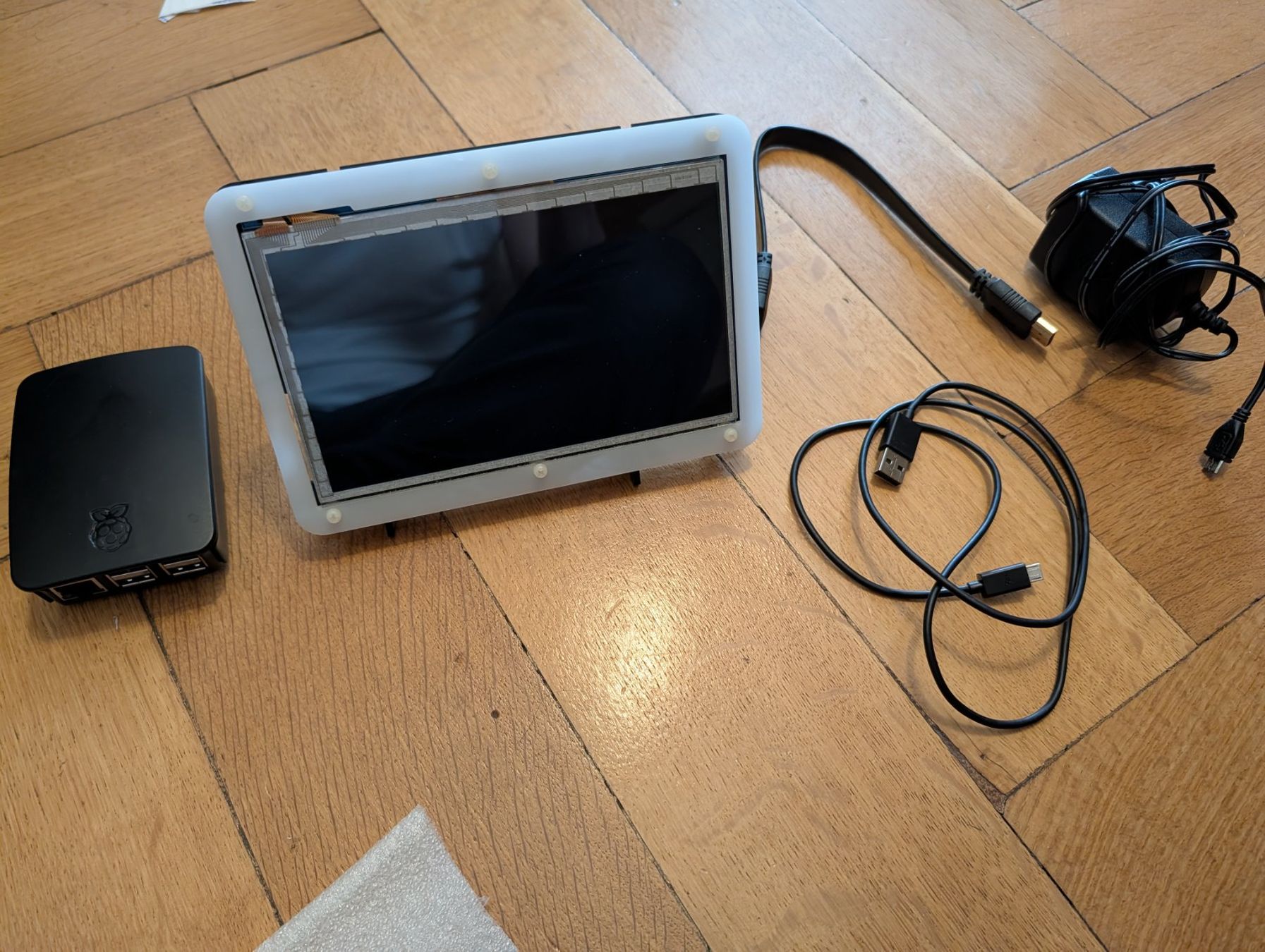 Raspberry Pi PCs: Raspberry Pi 3 Model B + Lcd screen – Gebraucht aus Montreux von Shurae 1