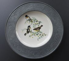 Alter Wandteller Keramik Zinn mit Vogelmotiven