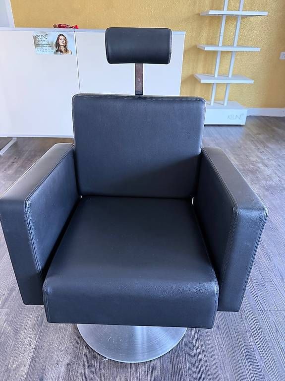 Kosmetik-& Massageliegen: 2 Layer Friseurstühle - Kunstleder, höhenverstellbar – Gebraucht aus Meyriez von Der_Hausmeister