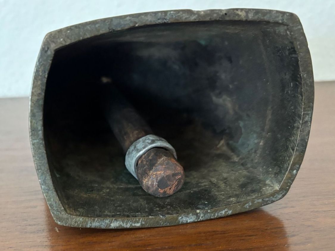 Cloches & sonnailles: Alte Glocke mit Holzklöppel – D'occasion à Oberwil BL par severina010 1