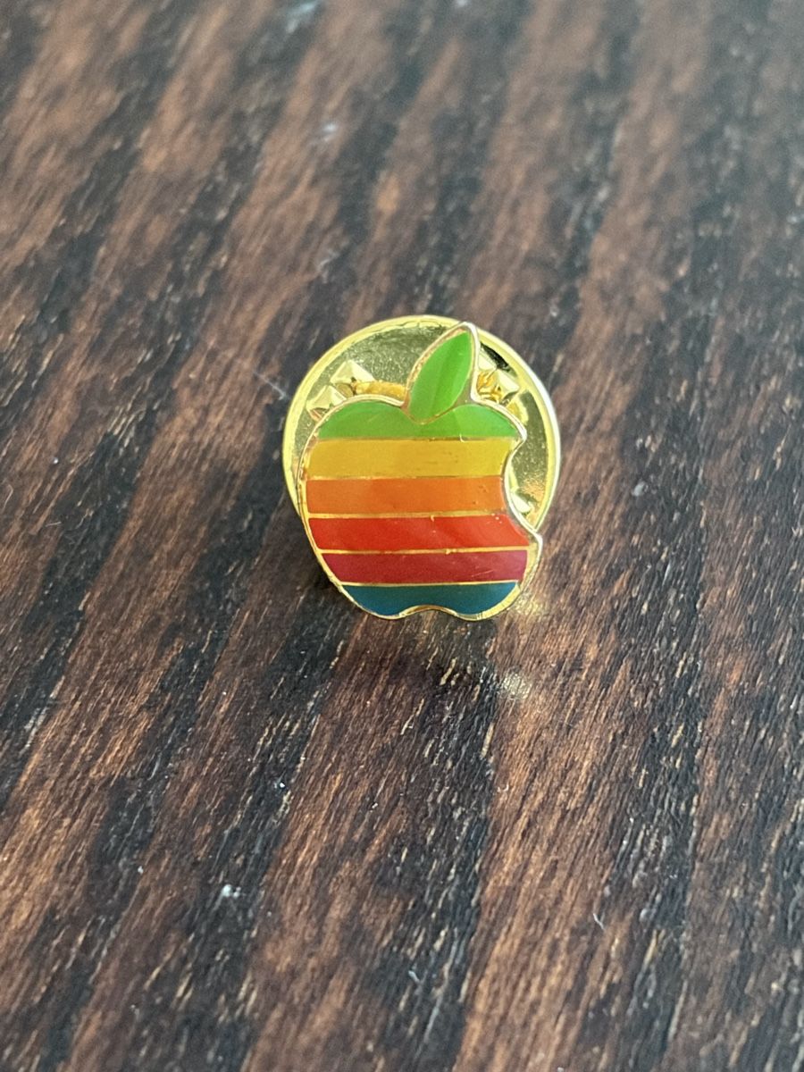 Placchette & Badge: Pin APPLE Macintosh Rainbow – Usato da Inkwil venduto da RetrOhyeah_Schweiz