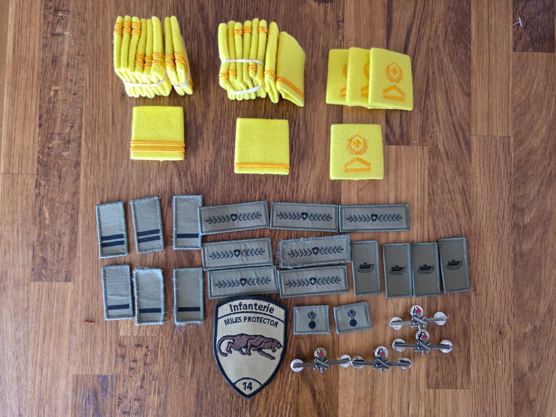 Schweizer Armee Placchette & Badge: Abzeichen Schweizer Armee – Usato da Aarau venduto da Lennz_17