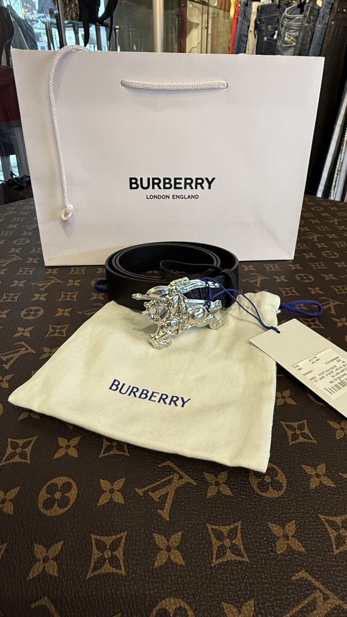 Burberry Cinture: Burberry Ledergürtel mit Ritter-Schnalle – Nuovo e nell'imballaggio originale da Lachen SZ venduto da HelvetiaLuxury 3