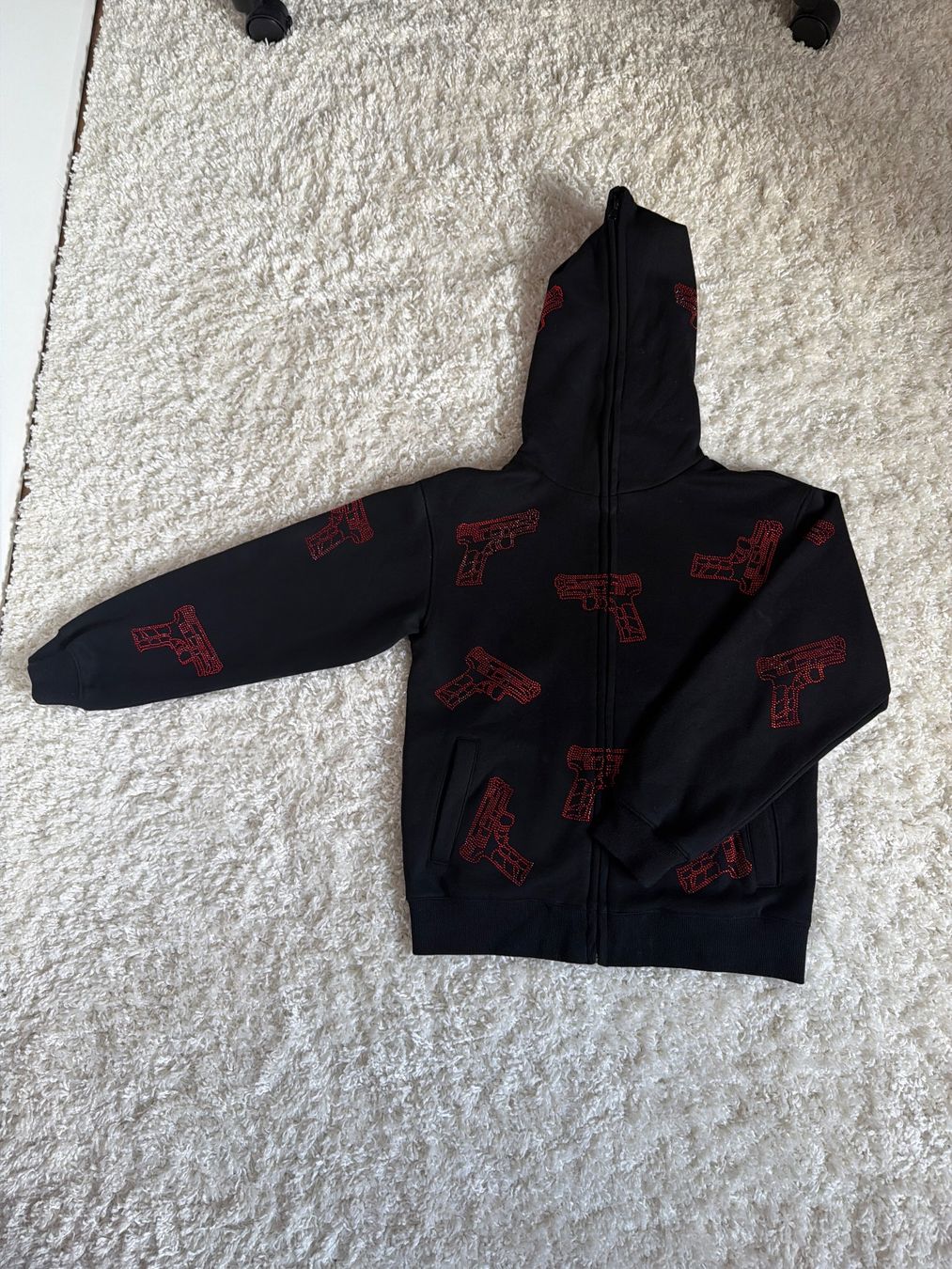 Maglioni & Felpe: Cooler Kapuzenpullover mit Pistolen Muster – Usato da Tennwil venduto da juupydu