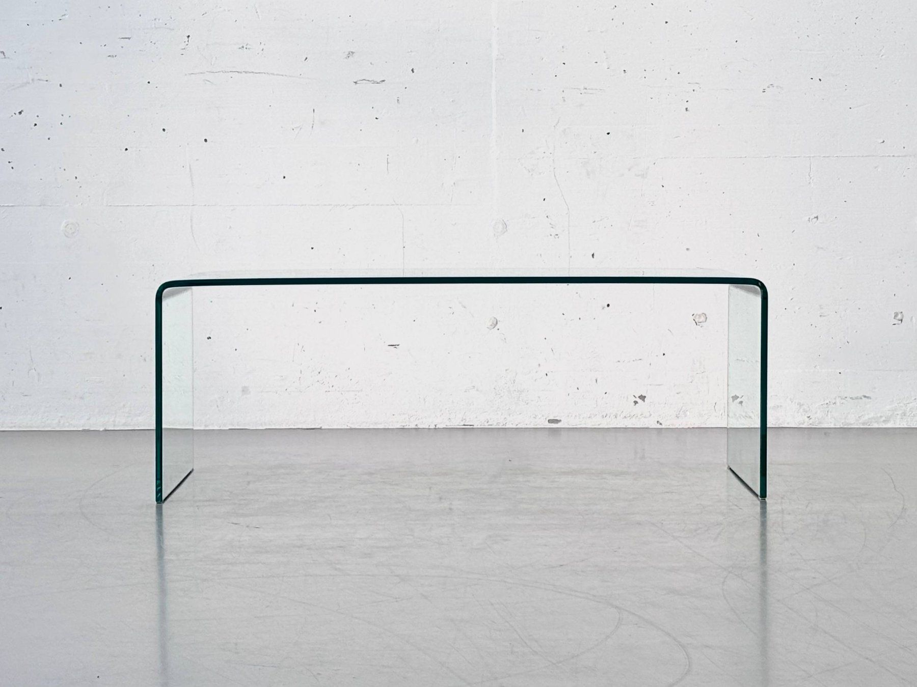 Tische: Minimalistischer Couchtisch aus gebogenem Glas – Gebraucht aus Zürich von LeMoege 3