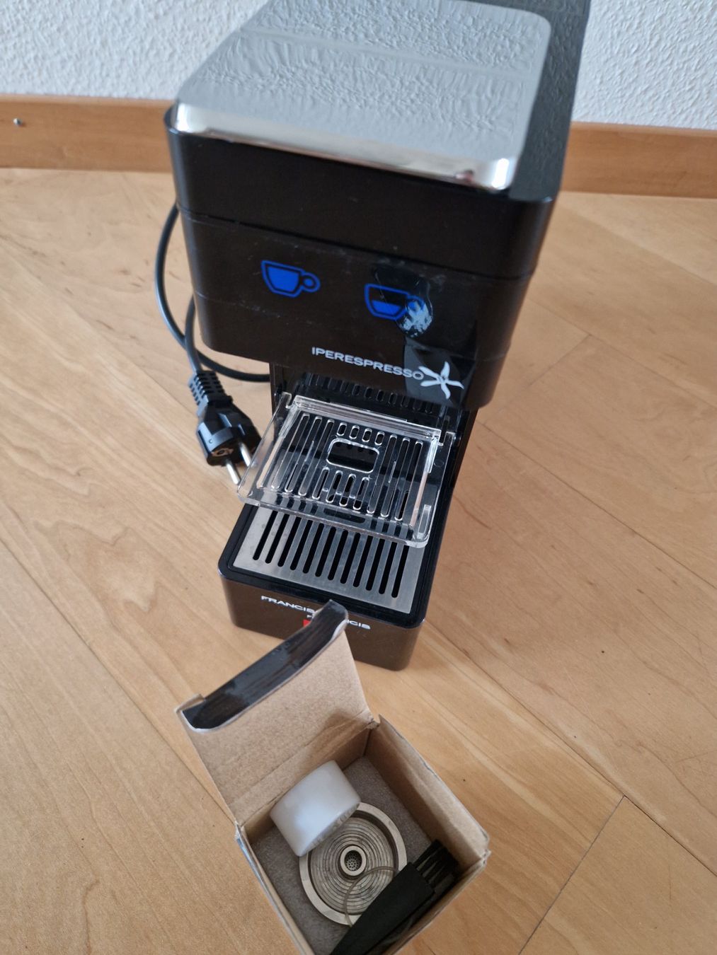 Illy Macchine per caffè & Macchine per espresso: Illy Iperespresso coffee machine + rechargeable capsule – Usato da Adliswil venduto da fashionholic 1