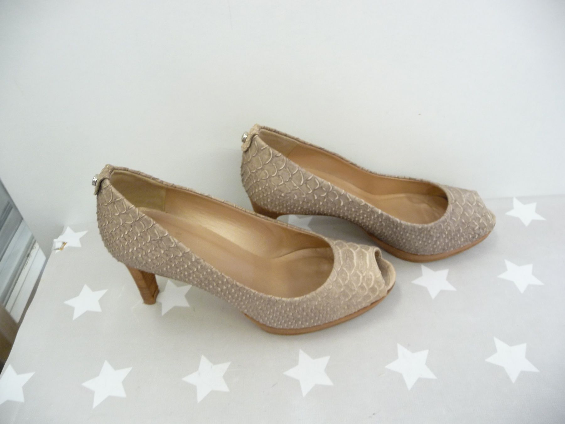 Stuart Weitzman Scarpe da donna: Schuh: Stuart Weitzman Grösse 37 1/2 Pumps Peeptoes – Usato da Rafz venduto da Powacaddy 1
