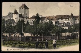 AK Murten, Kinder auf einem Feld im Ort