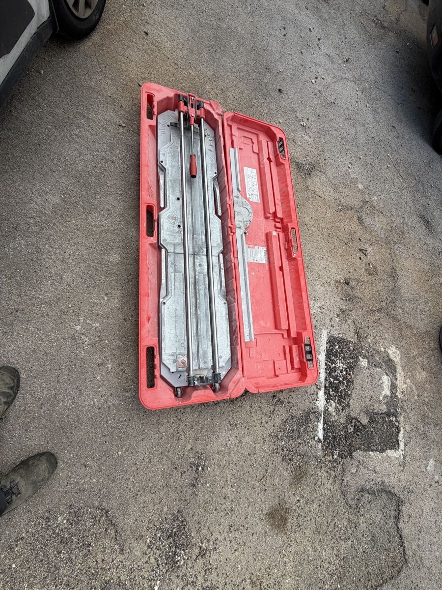 Tutte le macchine: Rubi TX1200 carreleuse  – Usato da Les Emibois venduto da ines7ferreira