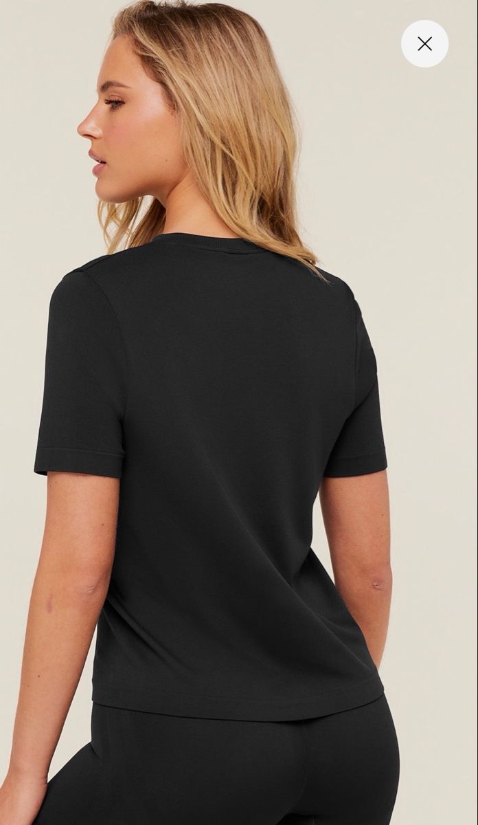 Gymshark T-shirt: Schwarzes Gymshark T-Shirt – Usato da Basel venduto da jul_fx99 1