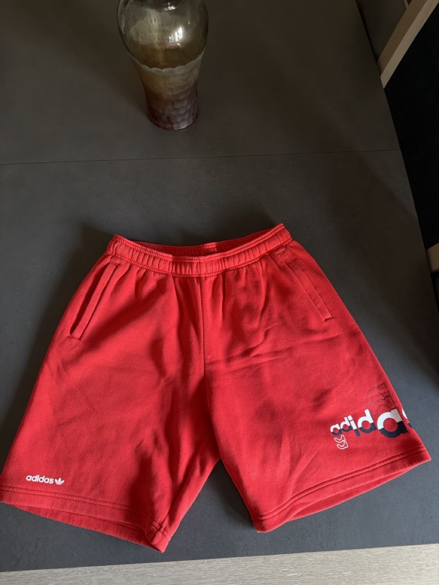 Adidas Pantaloni: Short Adidas rouge  – Usato da Châtelaine venduto da Diogo.138