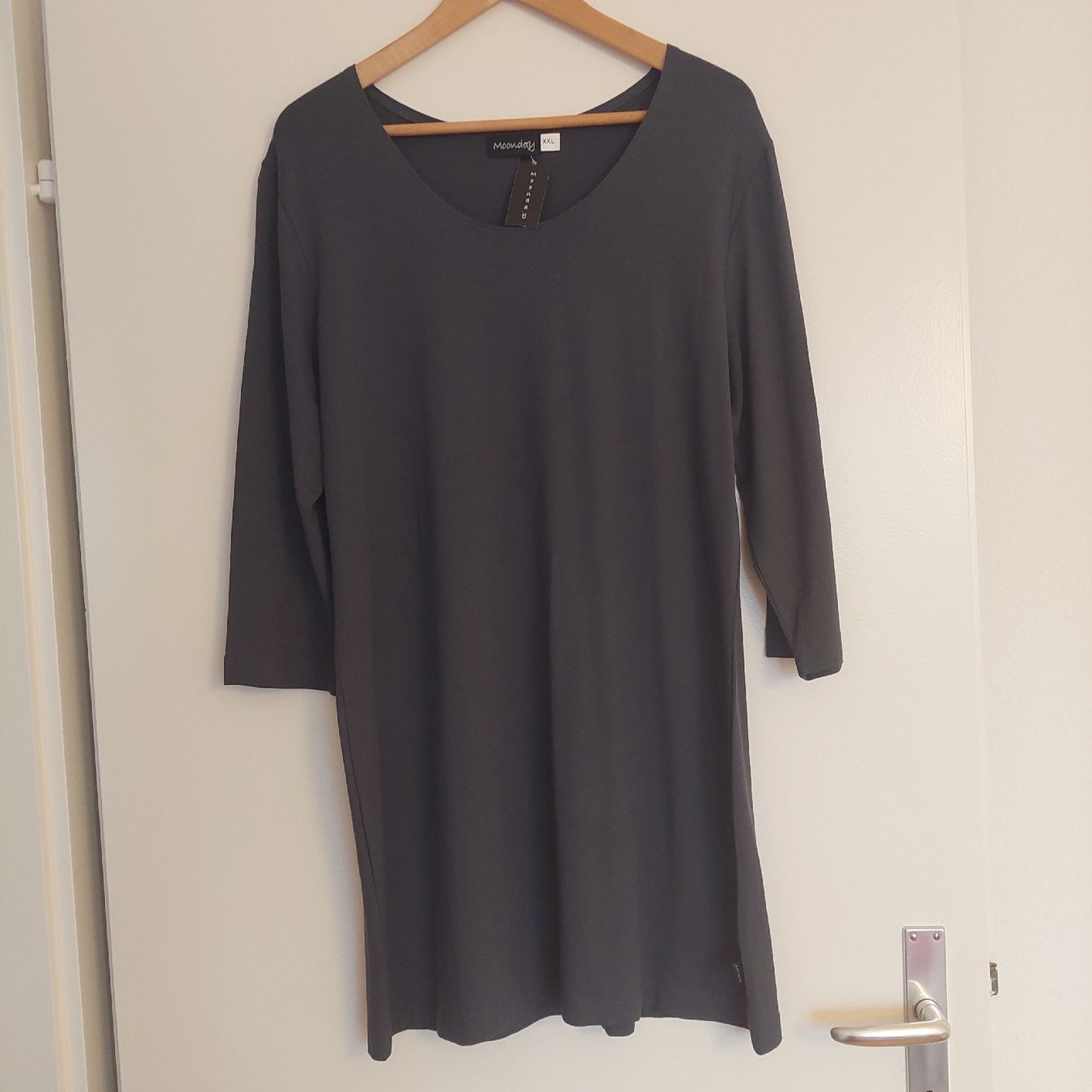 Vestiti: Moonday Kleid, Grösse XXL, Grau, Viskose – Nuovo e nell'imballaggio originale da Kreuzlingen venduto da peugeotj9