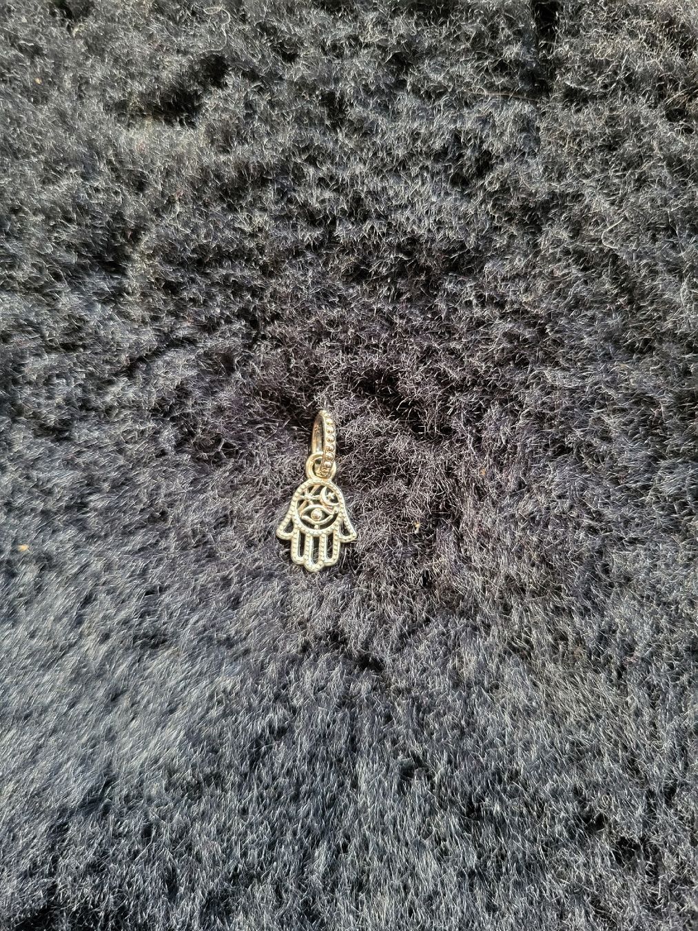 Pandora Ciondoli: Pandora Hamsa Hand Pendant – Nuovo (secondo la descrizione) da Zweisimmen venduto da Adorable