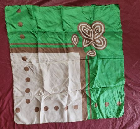 Foulard en soie motif abstrait vert et blanc