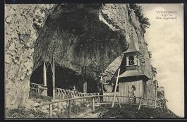 Aescher, Wildkirchli mit einer Frau in T