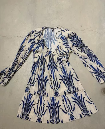 Kleid weiss blau gemustert langarm plissiert Grösse S