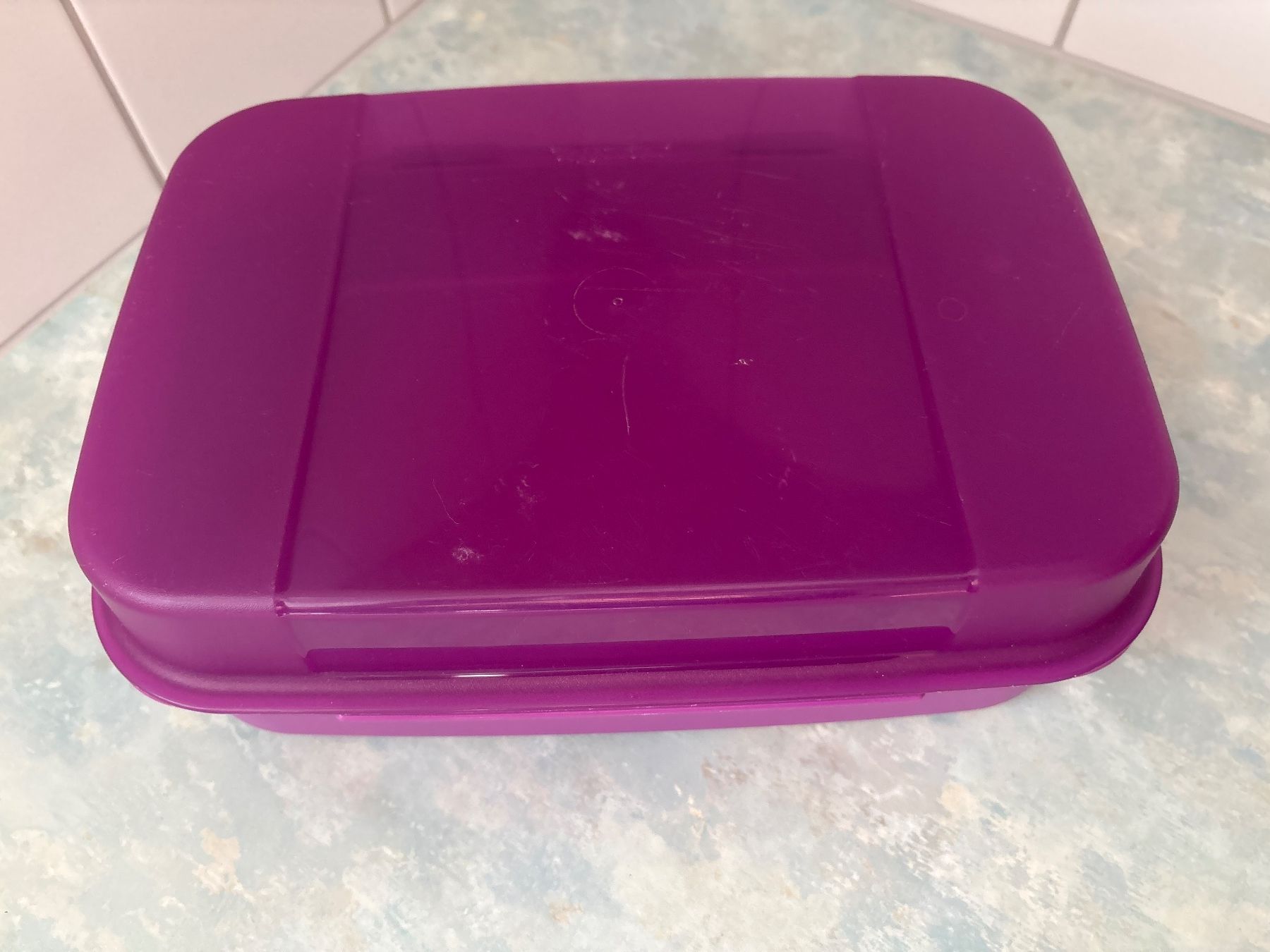 Tupperware Contenitori & Simili: Tupperware Box lila gebraucht – Usato da Züberwangen venduto da are1968 1