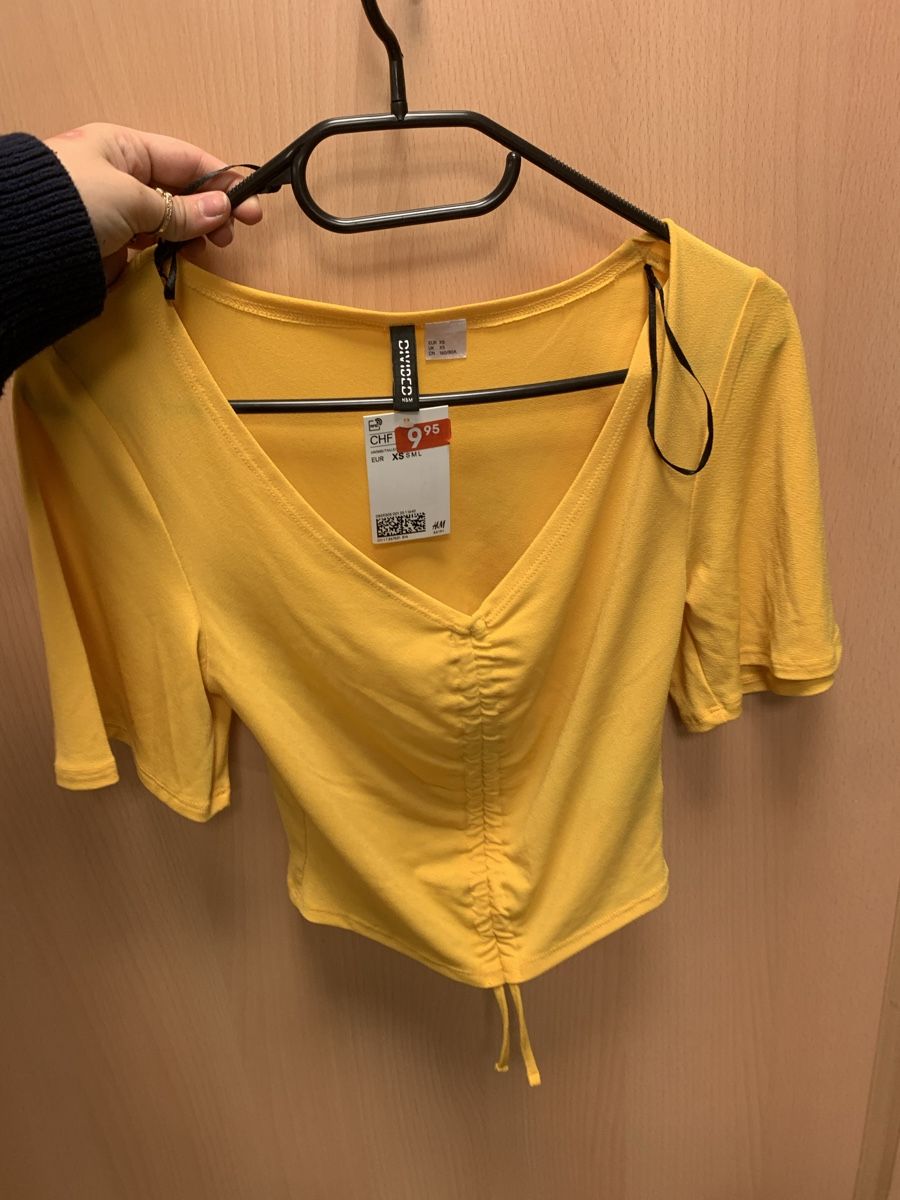 H&M Blusen, T-Shirts & Tops: Haut jaune tendance – Neu und originalverpackt aus Montreux von Iza_81199