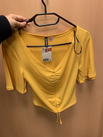 Haut jaune tendance