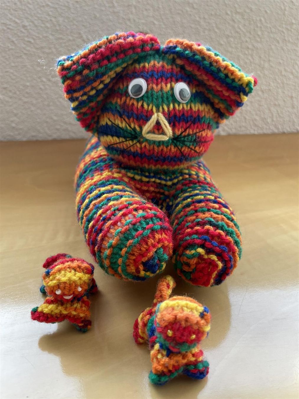 Bambole: handgestrickte Katze mit Babys im Bauch – Nuovo e nell'imballaggio originale da Diepoldsau venduto da preisparadies-ch 1