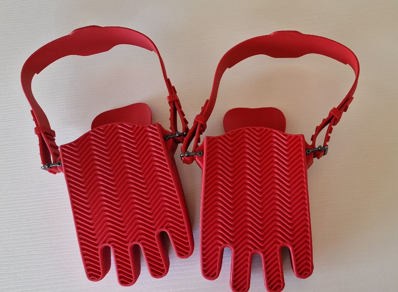 Scarpe per cavalli: Adidas- AVAVAV Rot – Nuovo e nell'imballaggio originale da Chur venduto da car_5clc 2