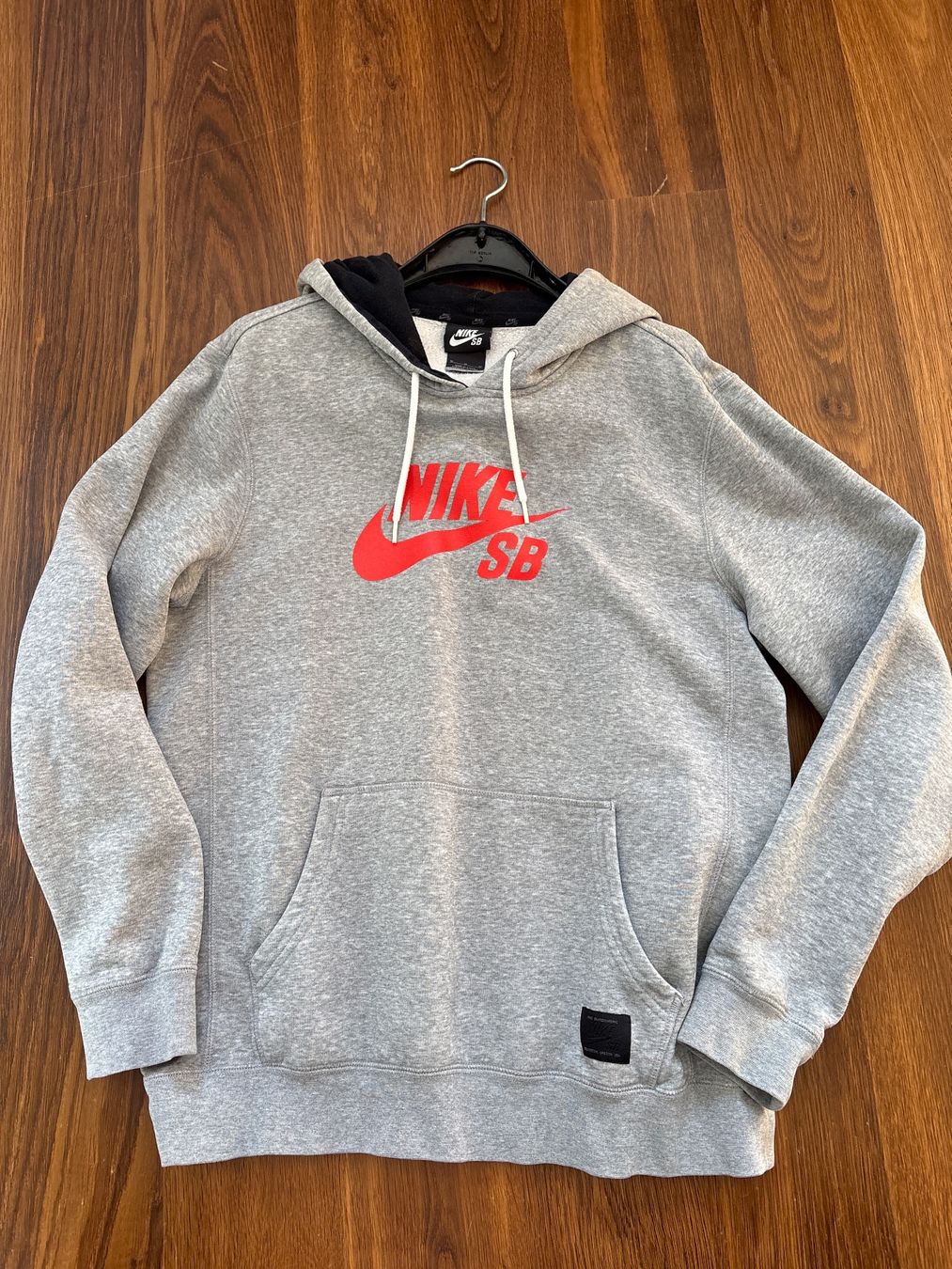 Nike Maglioni & Felpe: Nike SB Hoodie - grau Gr. M – Nuovo (secondo la descrizione) da Richterswil venduto da ZueriLake2